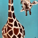a kép egy zsiráfot mutat kék háttérben