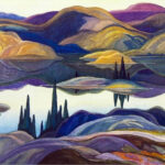 tájkép tükröződő tóval és kékes, sárgás, lilás színárnyalatú dombokkal